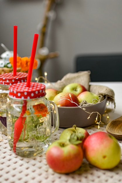 stilleven met appels op tafel