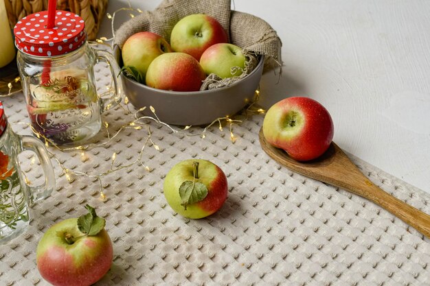 stilleven met appels op tafel