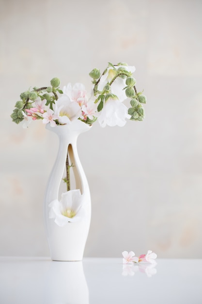 Foto stilleven met bloemen in witte vaas