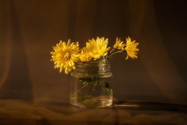 Stilleven met een boeket bloemen in een glazen blikje