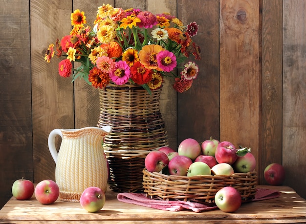 Stilleven met een boeket tuinbloemen