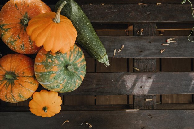 Foto stilleven met een verscheidenheid aan pompoenen en seizoensgroenten en fruit herfstseizoen