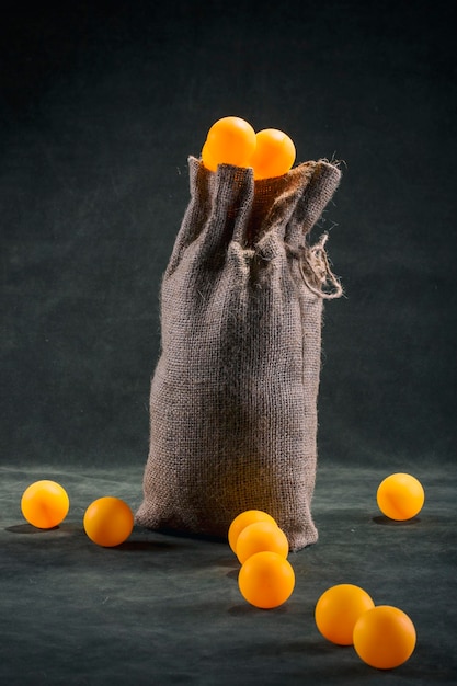 Stilleven met een volle zak oranje ballen