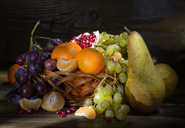 Foto stilleven met fruit in een rieten mand