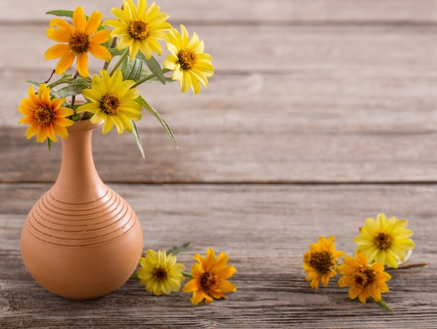 Stilleven met gele bloemen