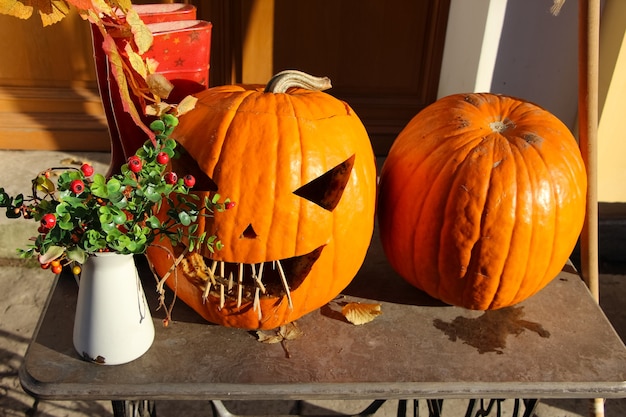 stilleven met Halloween-pompoen voor een café in een herfstparkclose-up