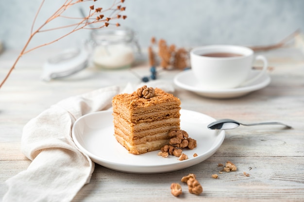 Stilleven met honingkoek en walnoten op een zachte lichte achtergrond. Zijaanzicht, horizontale oriëntatie