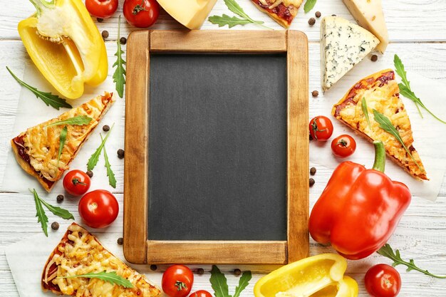 Foto stilleven met ingrediënten voor pizza en leeg bord op tafel