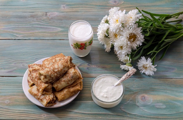 Stilleven met kefir zure room en heerlijke pannenkoeken met vlees