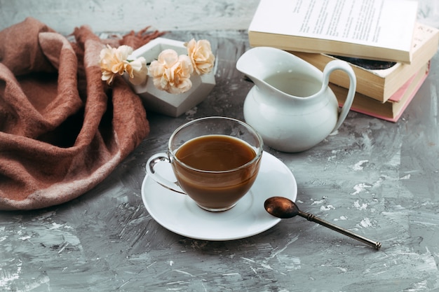 Stilleven met kop drinken en boeken