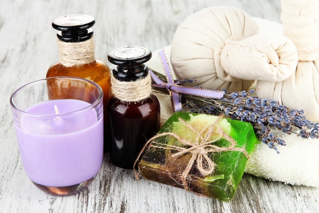 Stilleven met lavendel kaars zeep massage ballen flessen zeep en verse lavendel op houten achtergrond