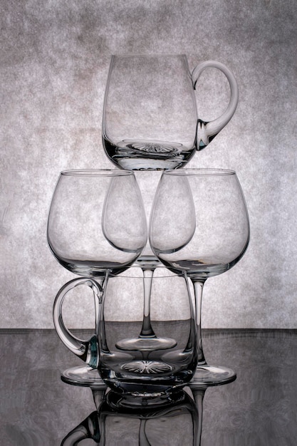 Foto stilleven met lege glazen bekers op een grijze achtergrond