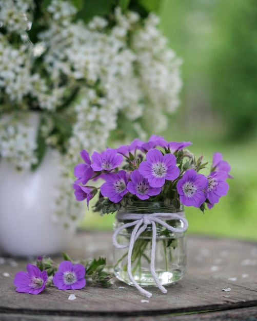 Stilleven met lente kleurrijke bloemen in de tuin Lente stilleven