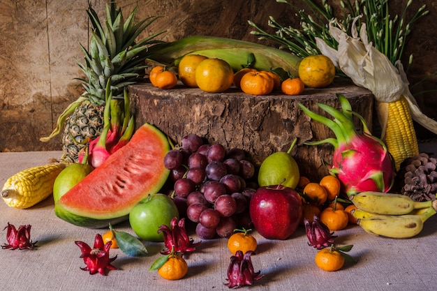 Foto stilleven met op het hout vol fruit