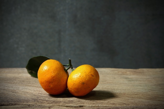 Stilleven met oranje fruites op houten tafel met grunge ruimte