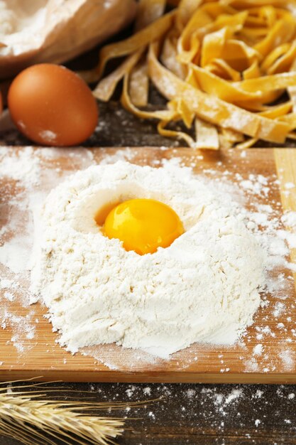 Stilleven met rauwe huisgemaakte pasta en ingrediënten voor pasta