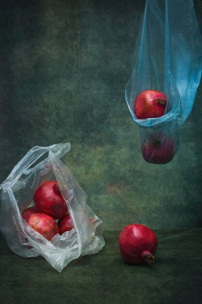 Stilleven met rijpe granaatappels met een pakje