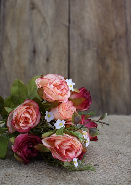 Stilleven met roze bloemboeket en houten ruimte