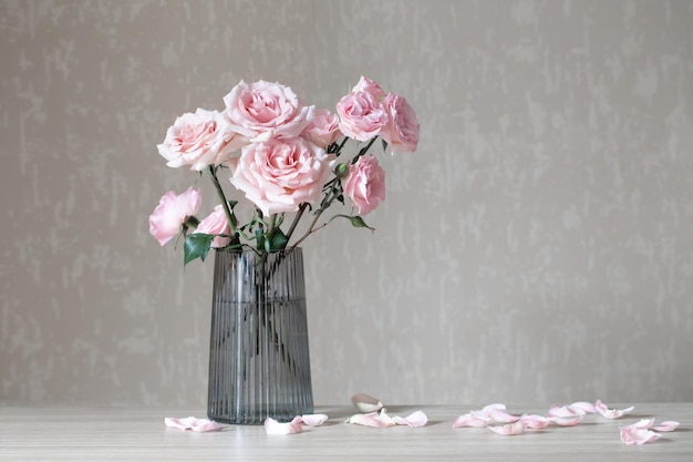 Stilleven met roze rozen in glazen vaas