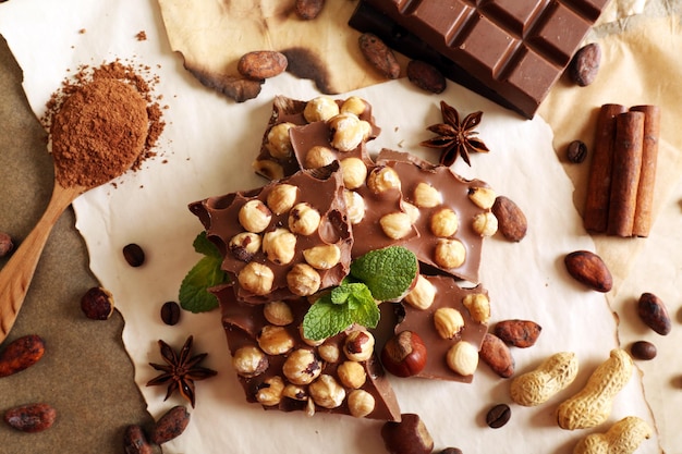 Foto stilleven met set chocolade op tafelblad bekijken