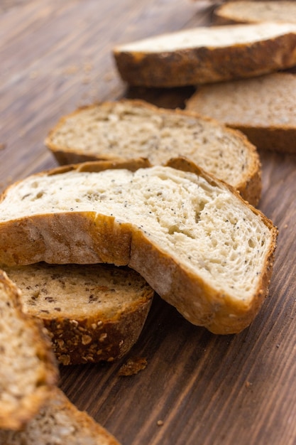 stilleven met sneetjes brood op een donkere achtergrond