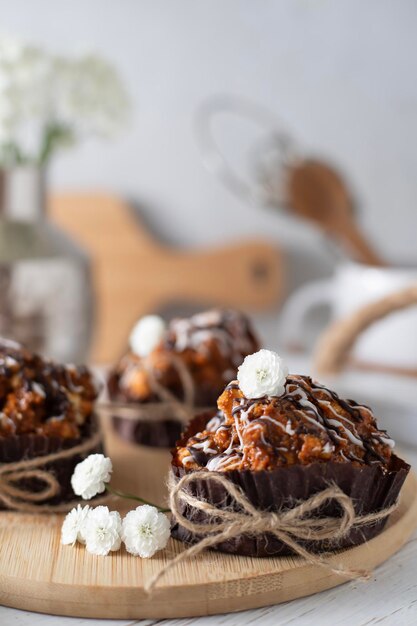 Stilleven met taarten bedekt met wit glazuur en chocolade op de keukentafel