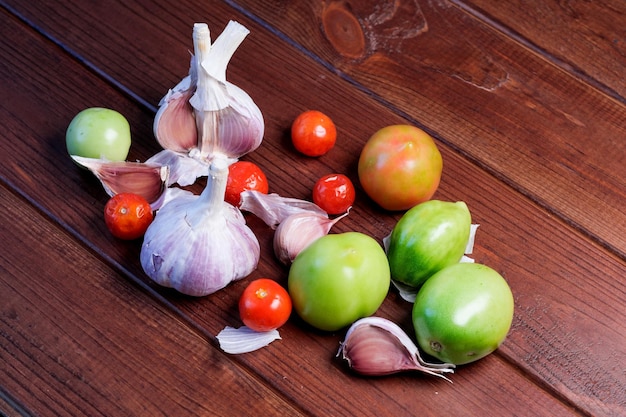 Stilleven met tomaten en knoflook