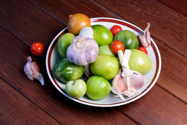 Stilleven met tomaten en knoflook