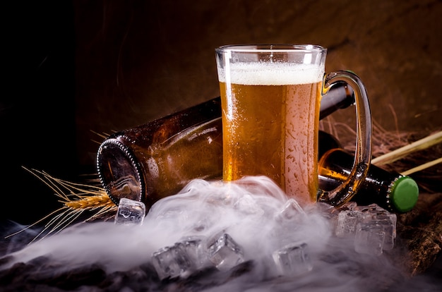 Foto stilleven met van bier en tapbier met ijs door het glas