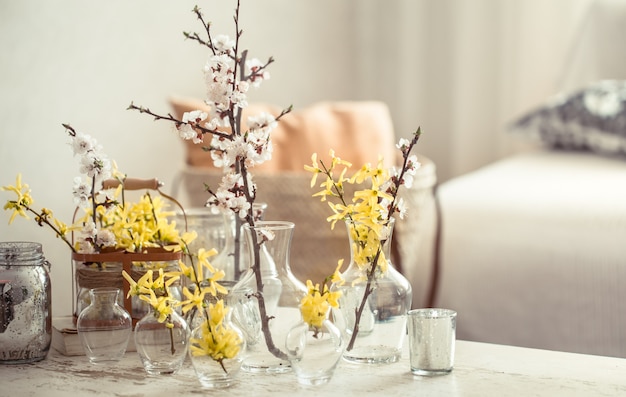 Stilleven met vazen met lentebloemen in de woonkamer