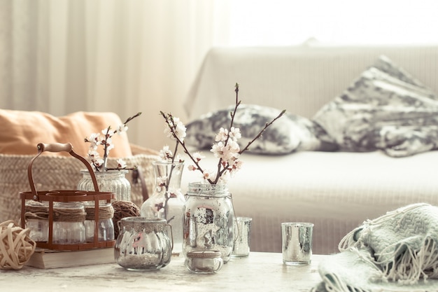 Stilleven met vazen met lentebloemen in de woonkamer