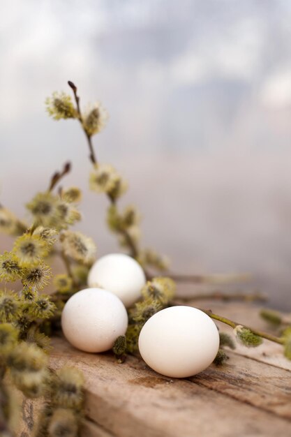 Stilleven met verse witte kippeneieren op houten achtergrond