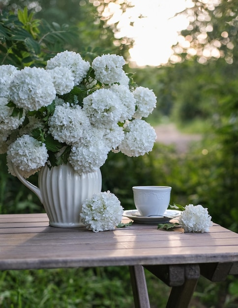 Stilleven met witte bloemen in de tuin zomerstilleven