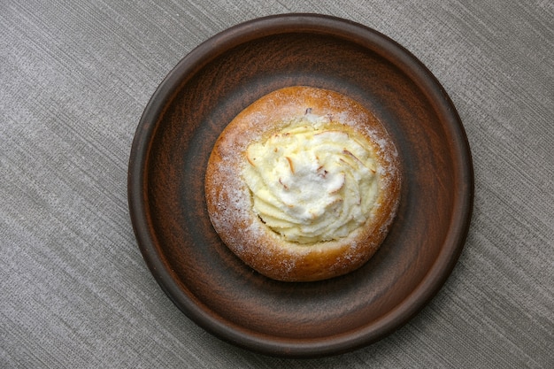 Stilleven met zoete gebakjes op een bruine plaat