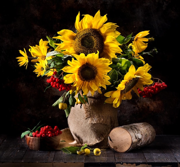 Stilleven met zonnebloemen gele bloemen en lijsterbessen in een vasexA