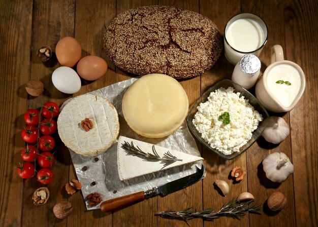 Stilleven met zuivelproducten en brood op houten tafel