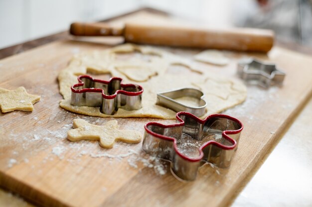 Stilleven, onderwerp schieten van deeg voor kerst peperkoek met de vormen voor snijden