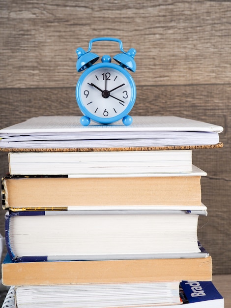 Stilleven ronde klok op stapel boeken