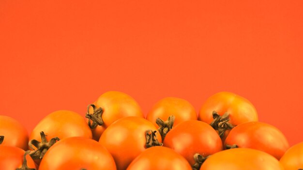 Stilleven tomaten vintage retro stijl fotografie met gradiënt oranje achtergrond