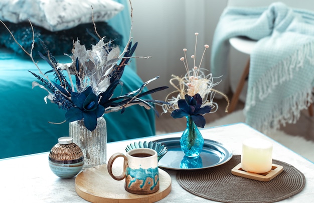 Stilleven vaas met kunstbloemen in de woonkamer.