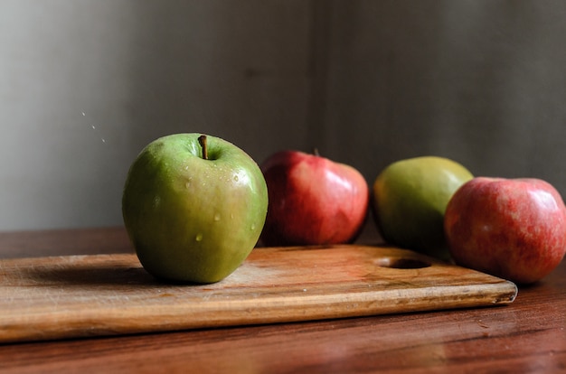 Stilleven van appels op tafel.