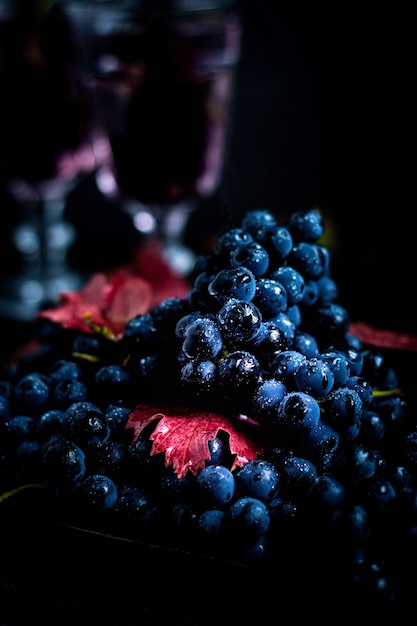 Stilleven van blauwe druiven en een verfrissend drankje