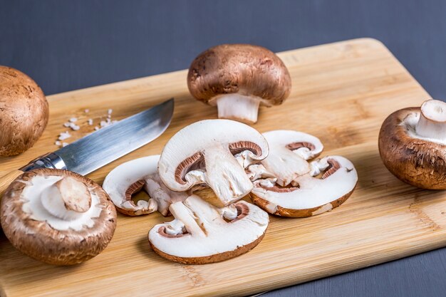 Stilleven van champignons Koninklijke champignons op een snijplank met mes Lekker en gezond eten concept