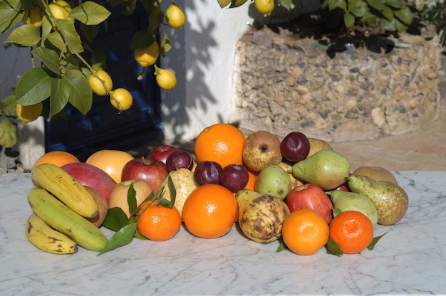 Foto stilleven van fruit met buiten zonlicht