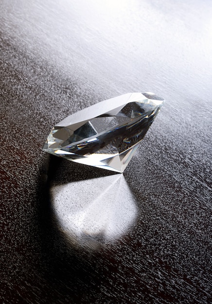 Stilleven van grote glanzende diamant