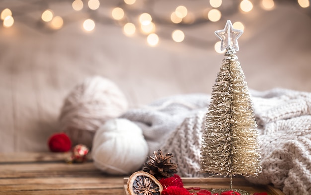 Stilleven van het Kerstmis het feestelijke decor op houten lijst