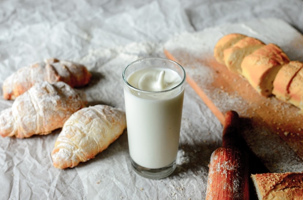 Stilleven van melk en broodproducten.