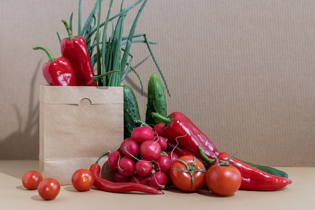 Stilleven van rode en groene groenten op een beige achtergrond Gezond vegetarisch eten