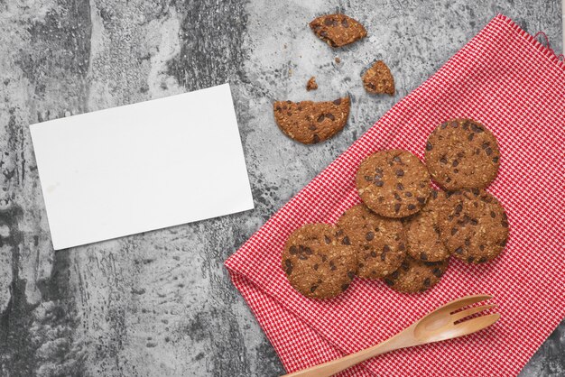 Foto stilleven van versgebakken chocoladeschilferkoekjes op plaat op tafel.