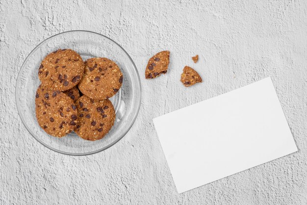 Stilleven van versgebakken chocoladeschilferkoekjes op plaat op tafel.